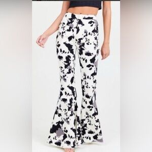 Altar’d State Wide Flare’s Cow Print Jegging Women’s Size M NWT
